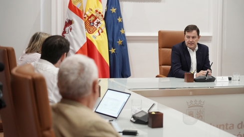 Rubén Cacho / ICAL . El presidente de la Junta de Castilla y León, Alfonso Fernández Mañueco, se reúne con miembros del Ejecutivo autonómico para avanzar en las actuaciones de reconstrucción de las zonas afectadas por los incendios forestales en la Comunidad