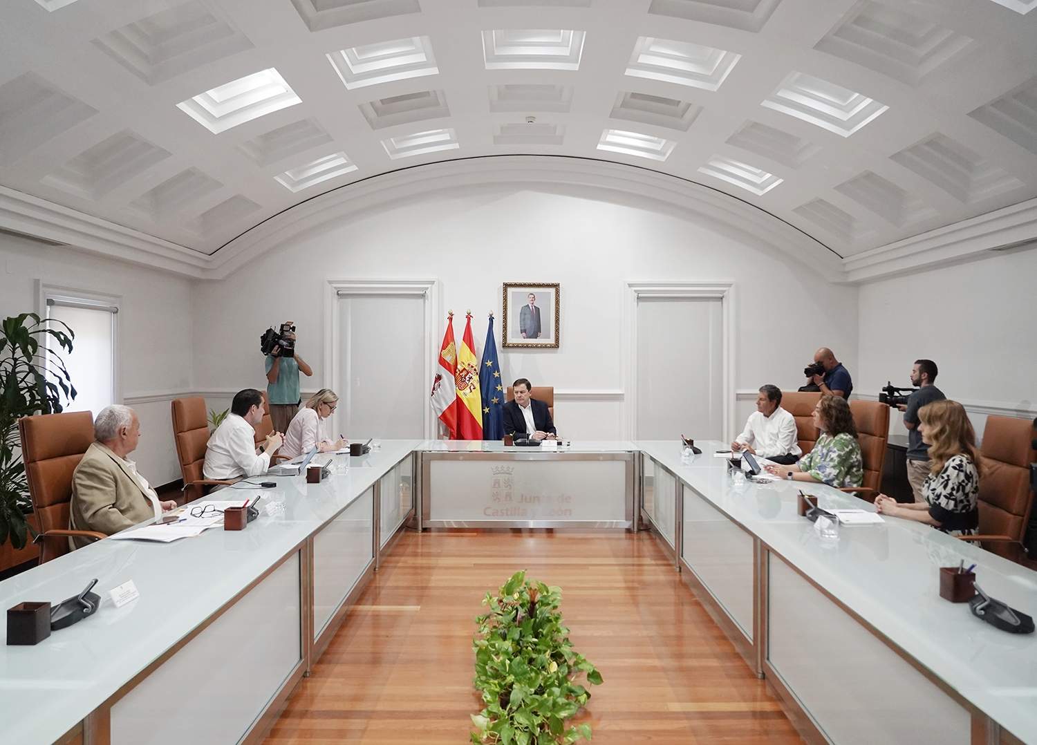 Rubén Cacho / ICAL . El presidente de la Junta de Castilla y León, Alfonso Fernández Mañueco, se reúne con miembros del Ejecutivo autonómico para avanzar en las actuaciones de reconstrucción de las zonas afectadas por los incendios forestales en la Comunidad Rubén Cacho / ICAL . El presidente de la Junta de Castilla y León, Alfonso Fernández Mañueco, se reúne con miembros del Ejecutivo autonómico para avanzar en las actuaciones de reconstrucción de las zonas afectadas por los incendios forestales en la Comunidad