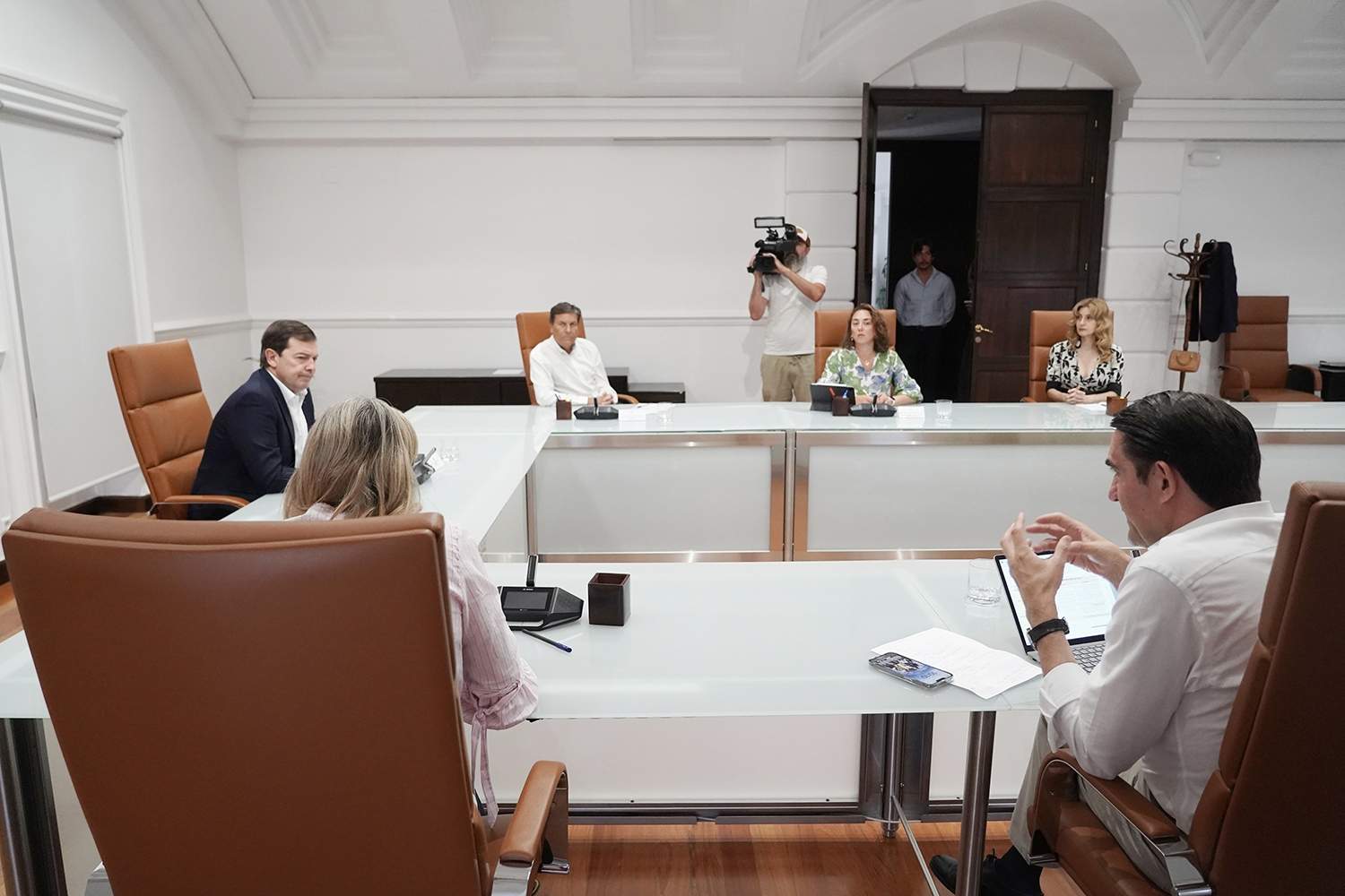 Rubén Cacho / ICAL . El presidente de la Junta de Castilla y León, Alfonso Fernández Mañueco, se reúne con miembros del Ejecutivo autonómico para avanzar en las actuaciones de reconstrucción de las zonas afectadas por los incendios forestales en la Comunidad