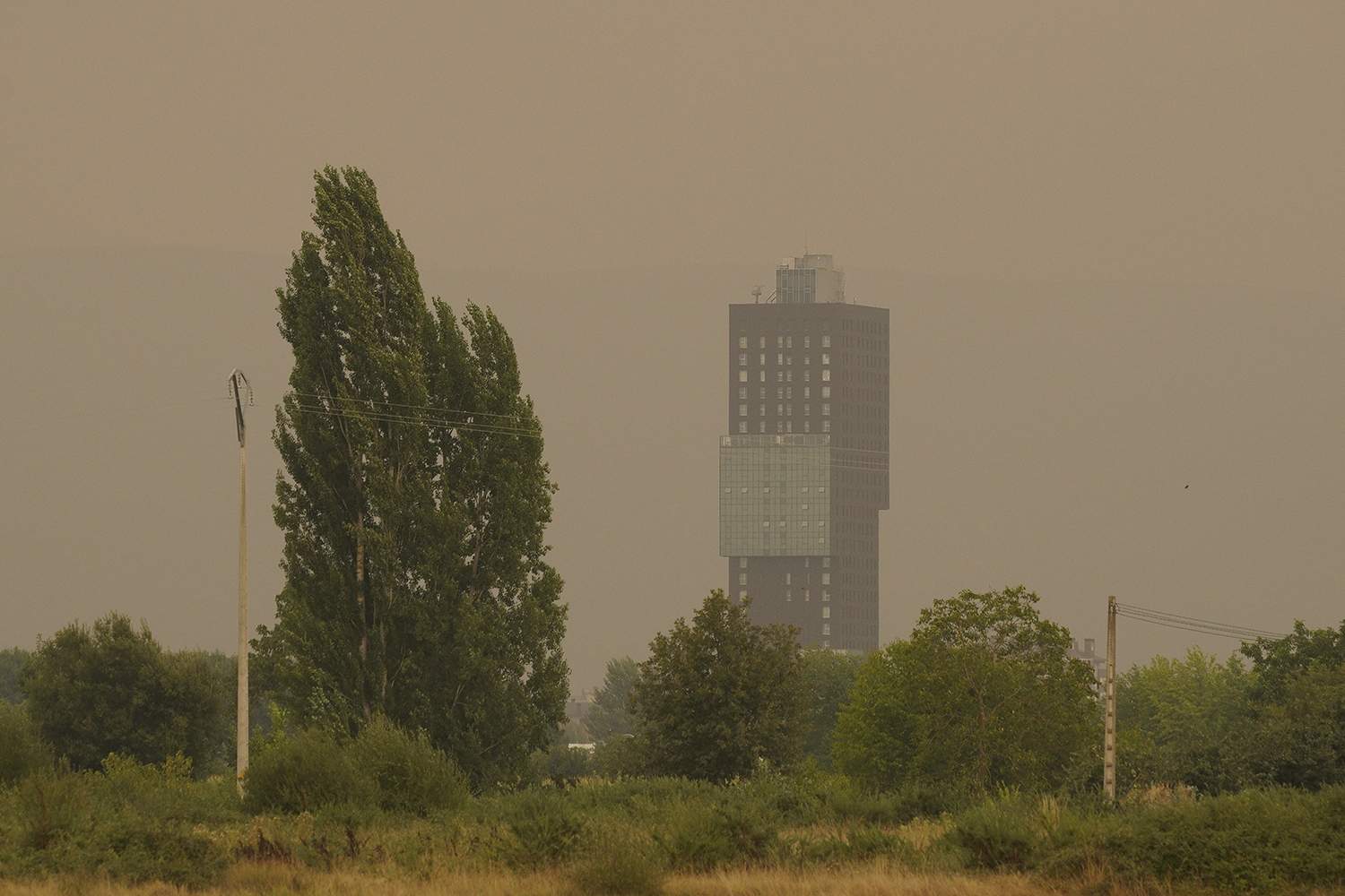César Hornija / ICAL. Intenso humo en el Bierzo debido a los diferentes incendios que hay en la comarca César Hornija / ICAL. Intenso humo en el Bierzo debido a los diferentes incendios que hay en la comarca