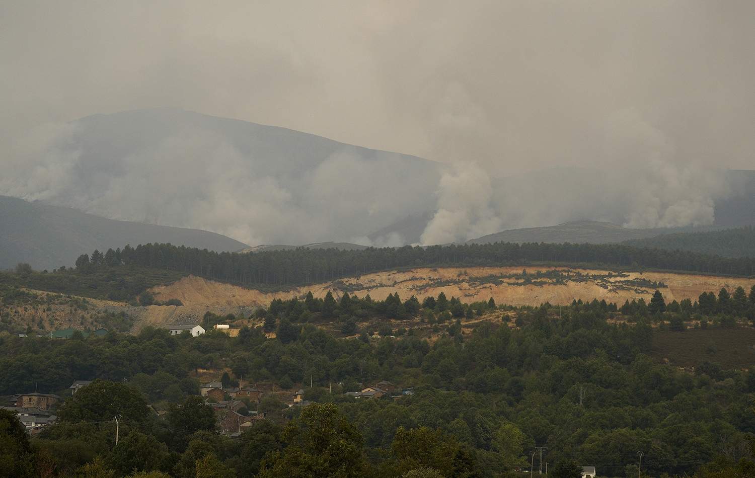 César Hornija / ICAL . Incendio en Anllares del Sil