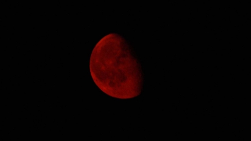César Hornija / ICAL . La luna se tiñe de rojo en el Bierzo debido a los incendios