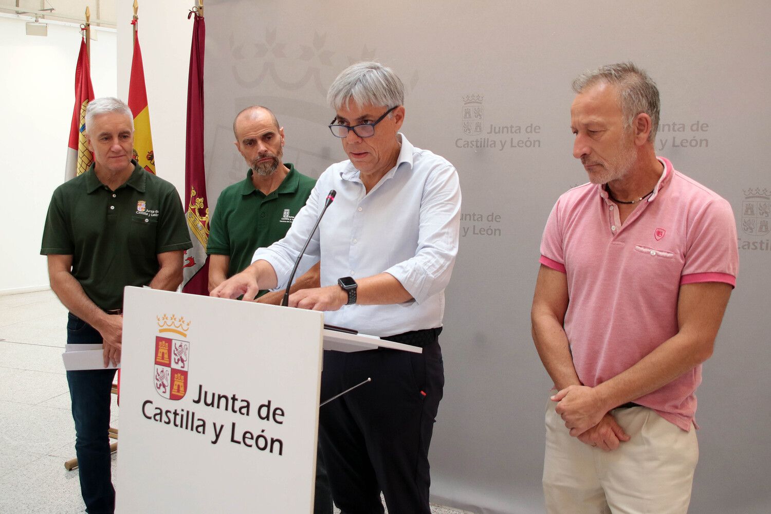 El delegado territorial, Eduardo Diego, informa a los medios sobre la evolución de los incendios forestales en la provincia | Peio García / ICAL El delegado territorial, Eduardo Diego, informa a los medios sobre la evolución de los incendios forestales en la provincia | Peio García / ICAL