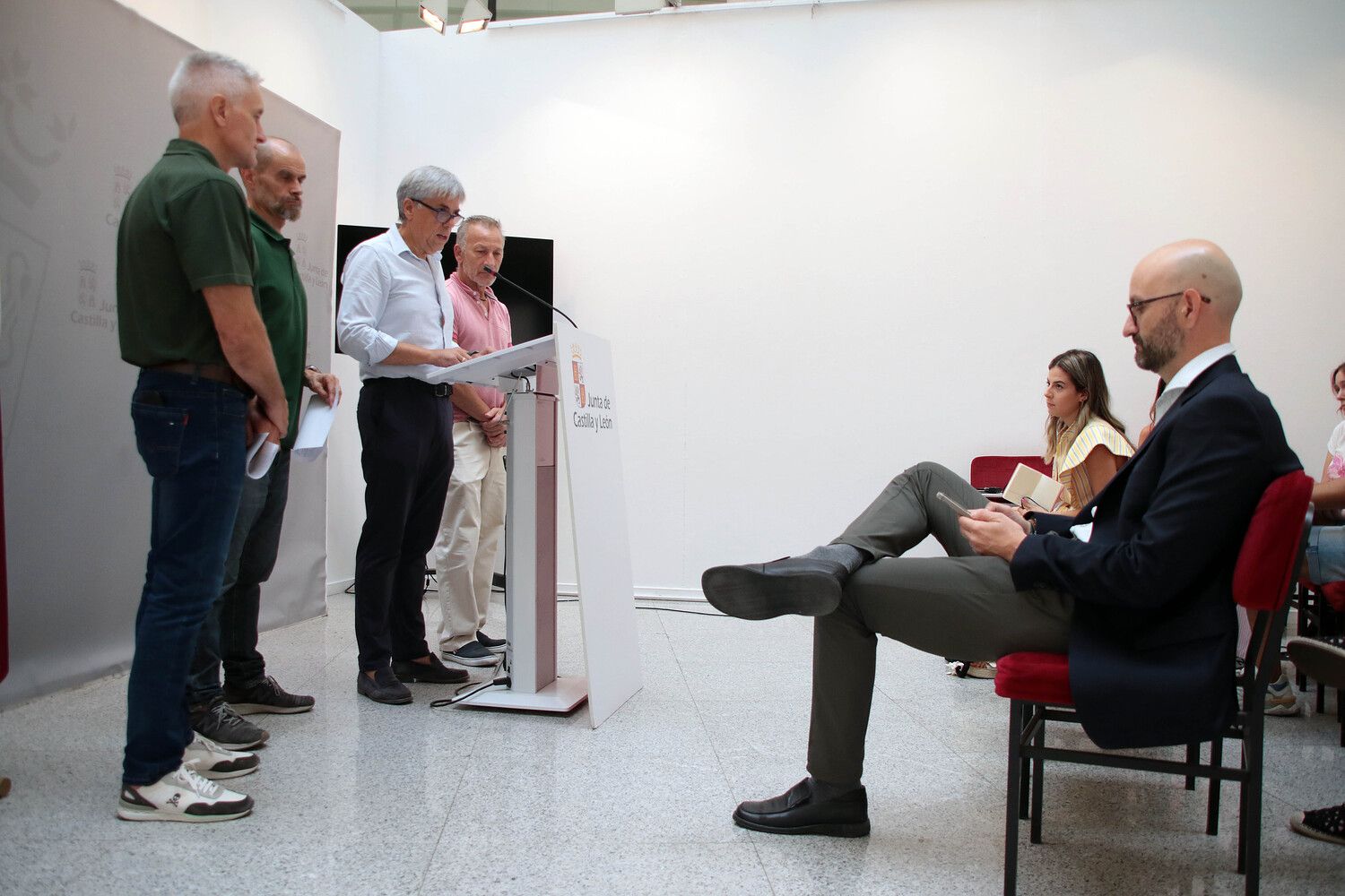 El delegado territorial, Eduardo Diego, informa a los medios sobre la evolución de los incendios forestales en la provincia | Peio García / ICAL El delegado territorial, Eduardo Diego, informa a los medios sobre la evolución de los incendios forestales en la provincia | Peio García / ICAL