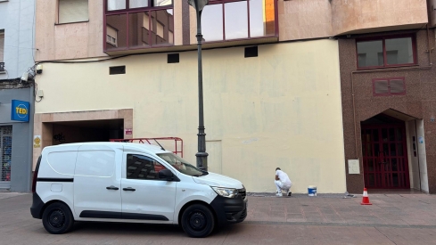 Imagen del borrado del mural de Nevenka en Ponferrada