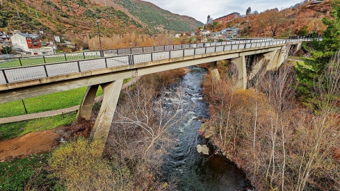 Puente peatonal Matarrosa del Sil | Rescatados dos pescadores en el río Sil en Matarrosa (Toreno) tras la apertura del embalse de Hondinas. Wikiwand 