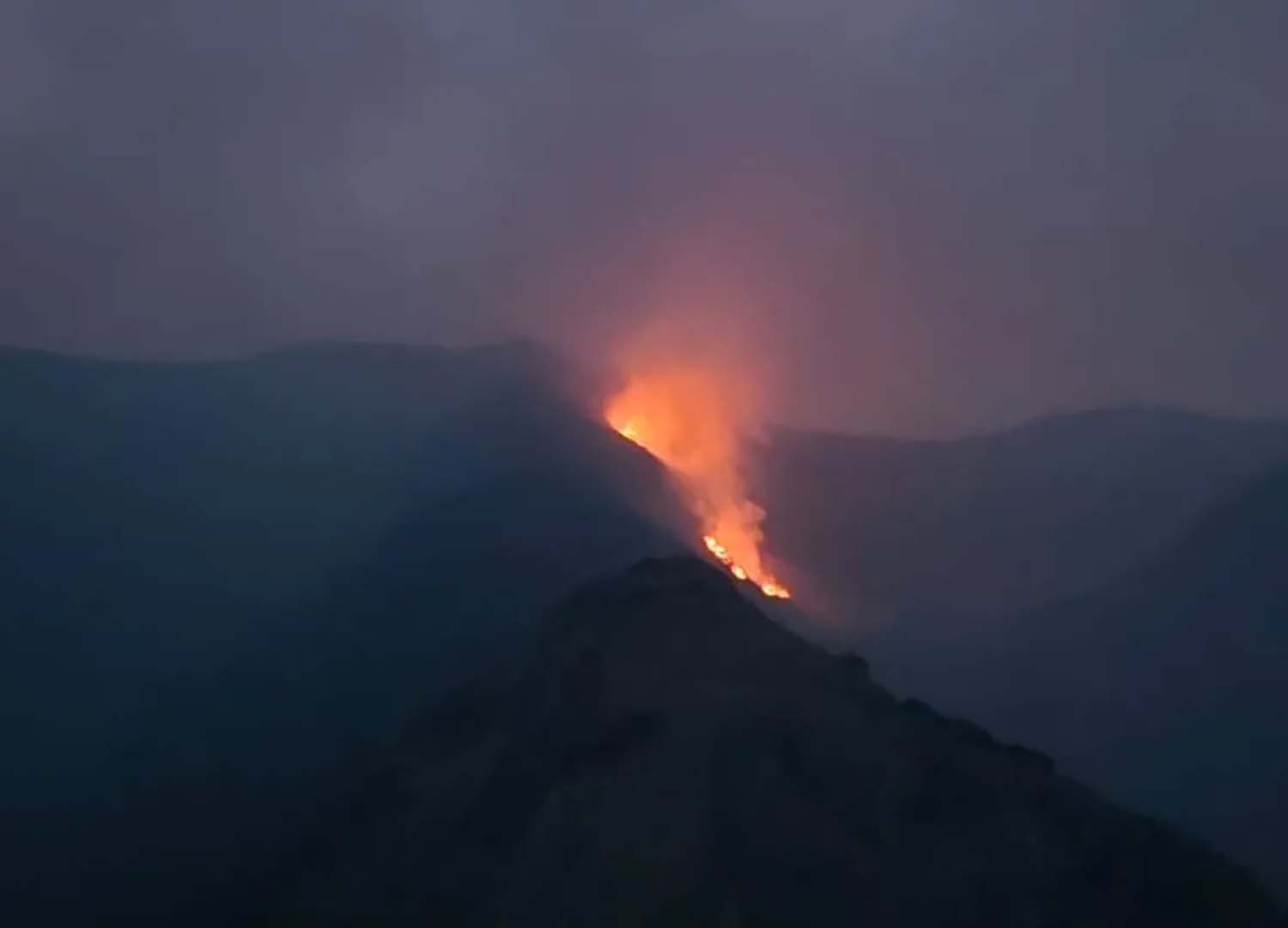 Cortada la subida al Morredero y la carretera en Corporales por el incendio de Llamas de Cabrera. La Cantina de Peñalba Cortada la subida al Morredero y la carretera en Corporales por el incendio de Llamas de Cabrera. La Cantina de Peñalba