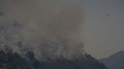 Incendio forestal en Fasgar que afecta a la localidad de Salientes