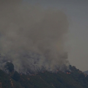 Incendio forestal en Fasgar que afecta a la localidad de Salientes