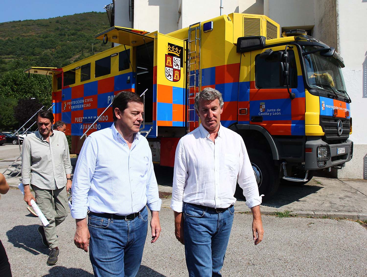 Feijóo alerta en Palacios del Sil de que “lo peor está por llegar” en la crisis de incendios y pide al Gobierno desplegar al Ejército 