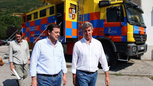 Feijóo alerta en Palacios del Sil de que “lo peor está por llegar” en la crisis de incendios y pide al Gobierno desplegar al Ejército 