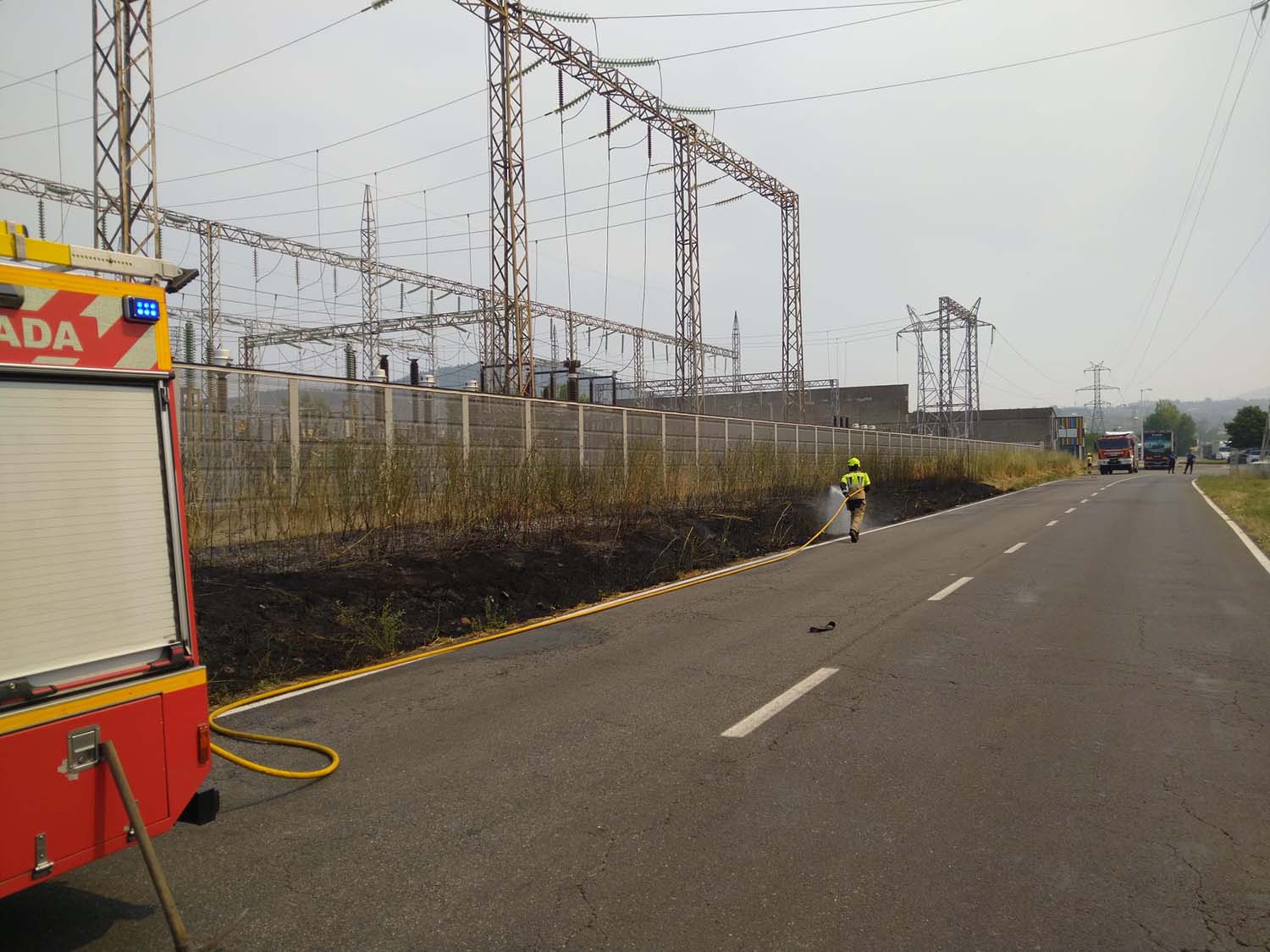 Sofocado un nuevo incendio de pasto detrás de la Torre de la Rosaleda de Ponferrada Sofocado un nuevo incendio de pasto detrás de la Torre de la Rosaleda de Ponferrada