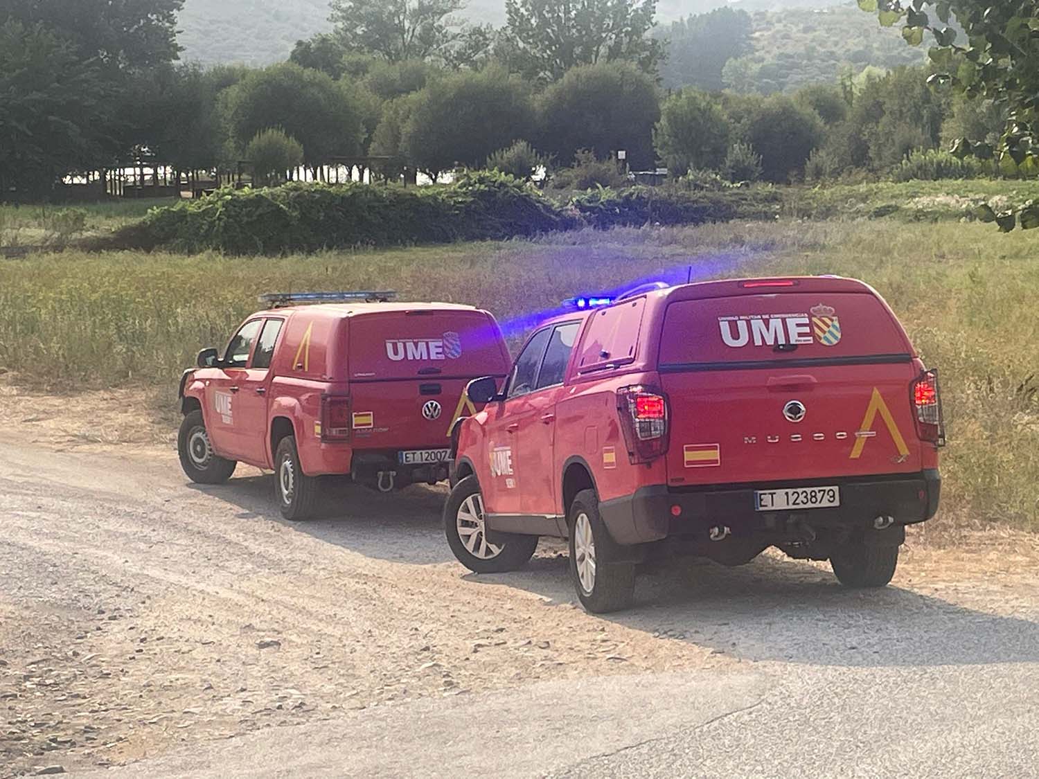 Operarios de la UME en el incendio de Yeres