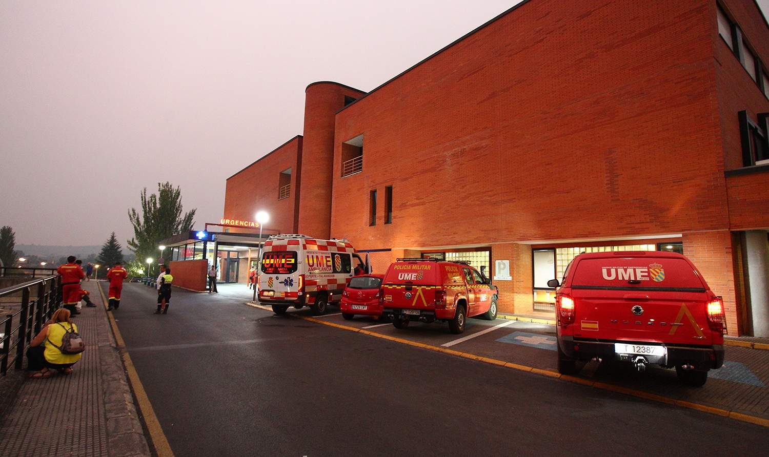 César Hornija / ICAL . Efectivos de la UME junto a uno de sus compañeros herido (2I), en el incendio de Yeres (León), en el hospital El Bierzo de Ponferrada