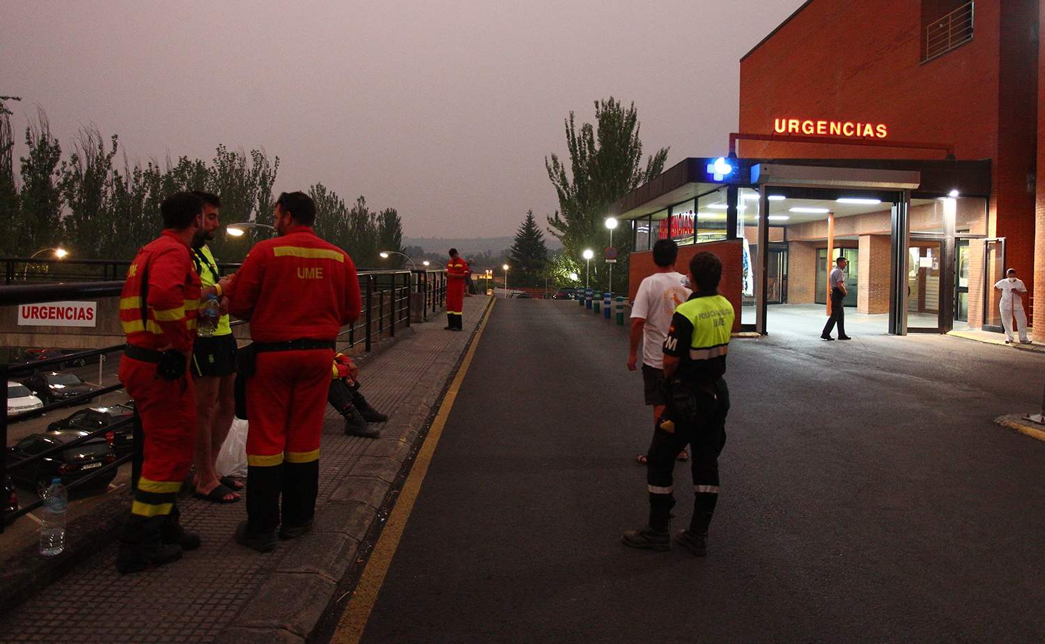 César Hornija / ICAL . Efectivos de la UME junto a uno de sus compañeros herido (2I), en el incendio de Yeres (León), en el hospital El Bierzo de Ponferrada