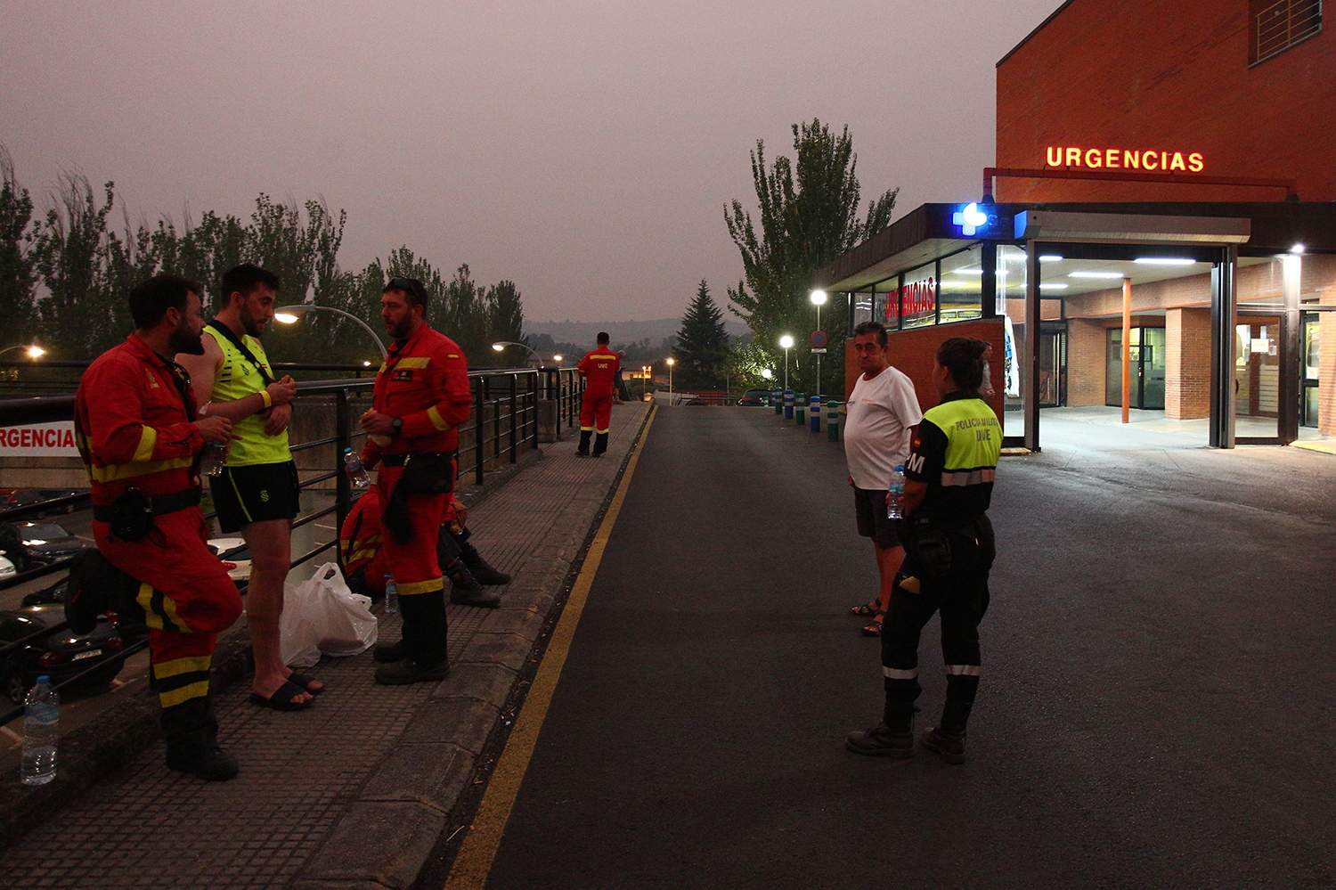 César Hornija / ICAL . Efectivos de la UME junto a uno de sus compañeros herido (2I), en el incendio de Yeres (León), en el hospital El Bierzo de Ponferrada