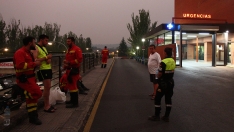 César Hornija / ICAL . Efectivos de la UME junto a uno de sus compañeros herido (2I), en el incendio de Yeres (León), en el hospital El Bierzo de Ponferrada