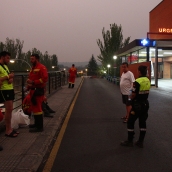 César Hornija / ICAL . Efectivos de la UME junto a uno de sus compañeros herido (2I), en el incendio de Yeres (León), en el hospital El Bierzo de Ponferrada