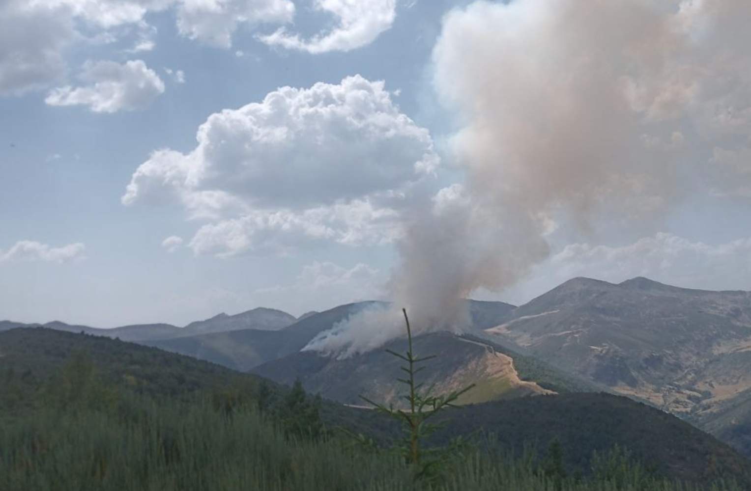 incendio fasgar que afecta a salientes