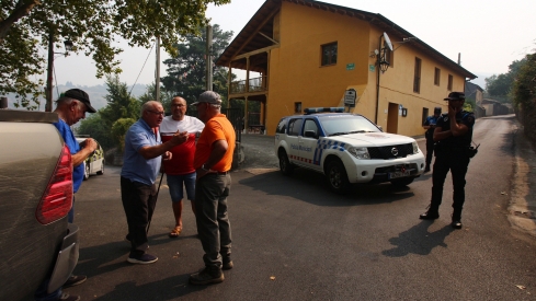 Vecinos desalojados de Peñalba de Santiago, Bouzas, San Cristóbal de Valdueza, Espinoso de Compludo y Manzanedo de Valdueza por el incendio de Llamas de Cabrera (2)