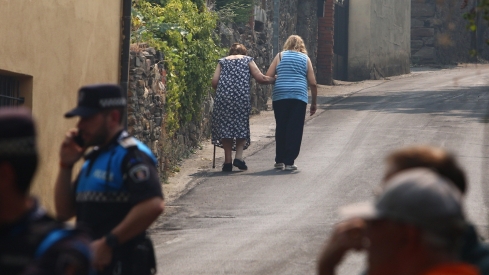 Vecinos desalojados de Peñalba de Santiago, Bouzas, San Cristóbal de Valdueza, Espinoso de Compludo y Manzanedo de Valdueza por el incendio de Llamas de Cabrera (10) |
