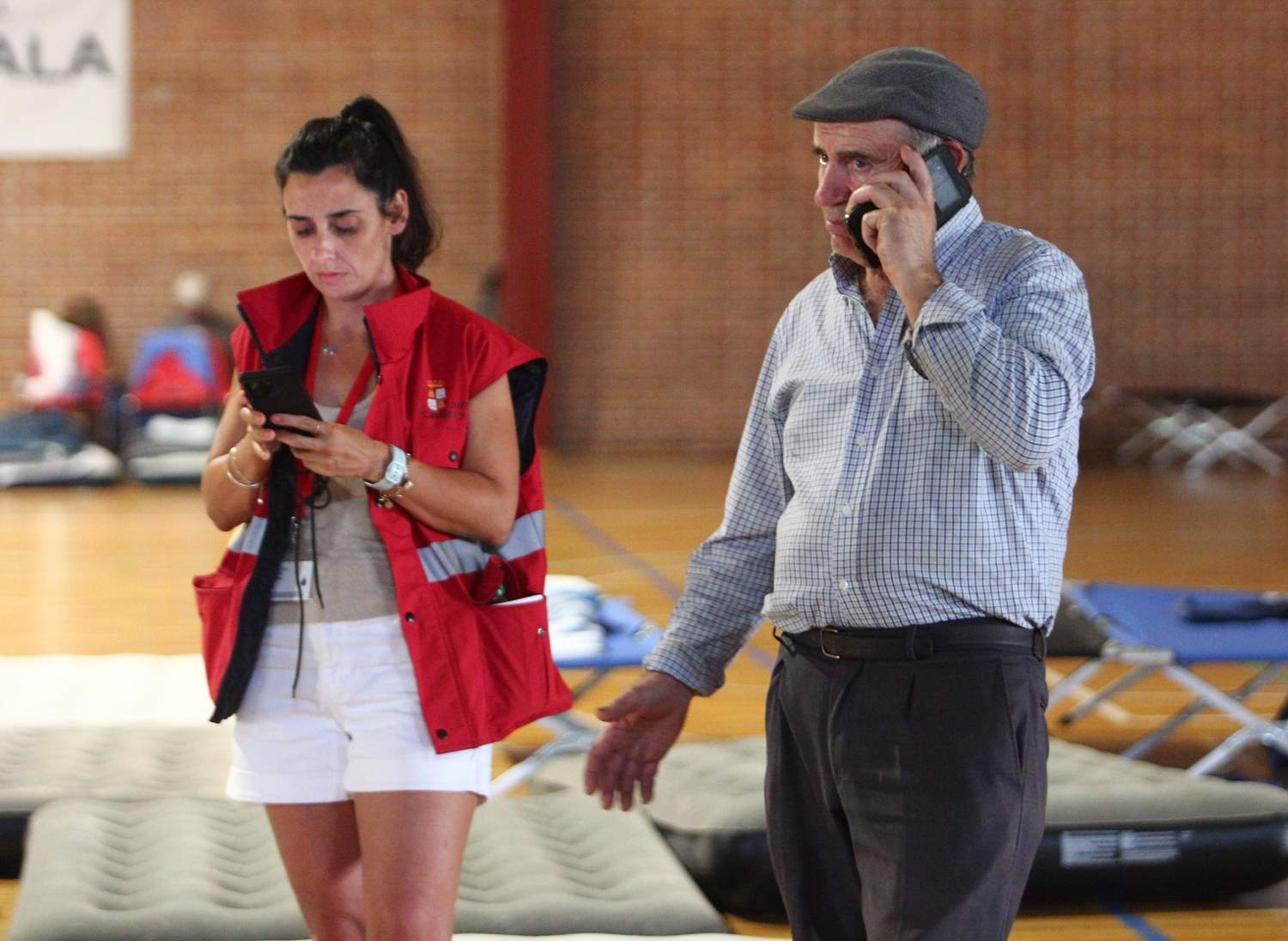 Vecinos evacuados por el incendio al polideportivo José Arroyo de Ponferrada (1)
