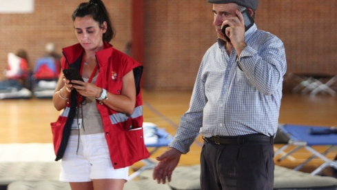 Vecinos evacuados por el incendio al polideportivo José Arroyo de Ponferrada (1)
