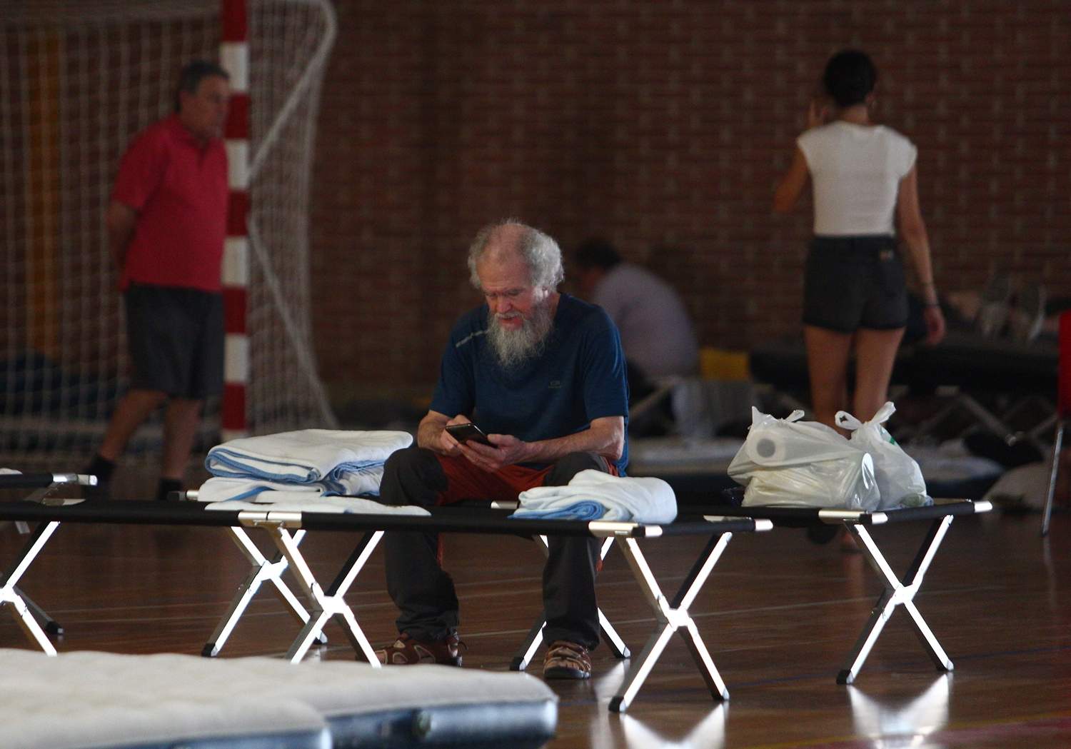 Vecinos evacuados por el incendio al polideportivo José Arroyo de Ponferrada (3)