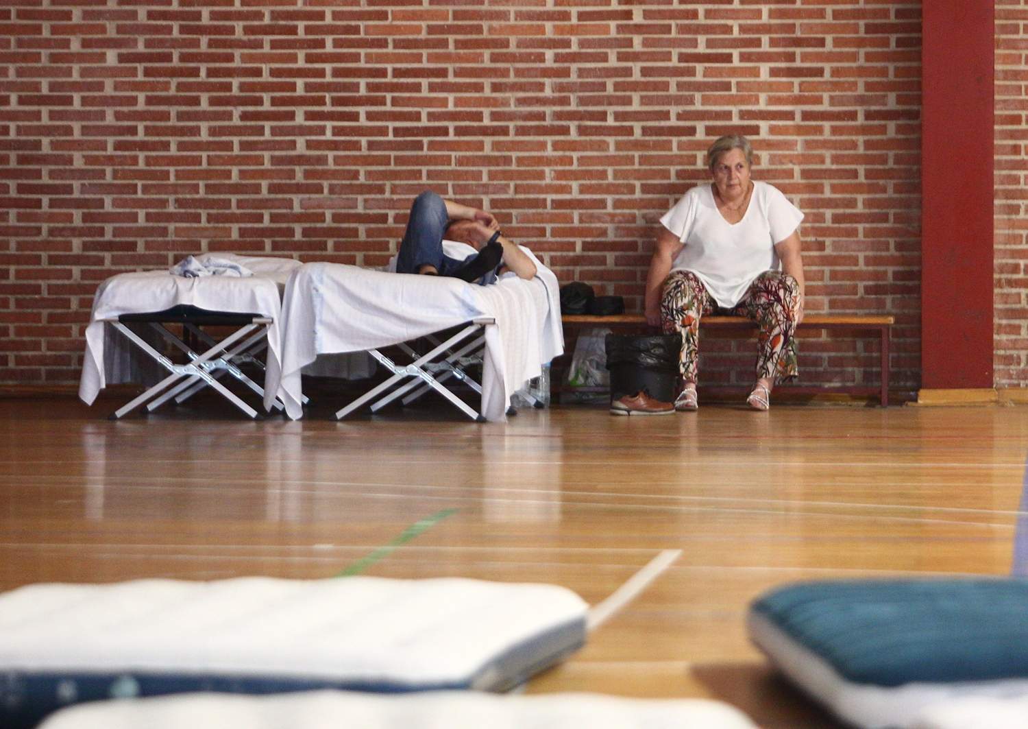 Vecinos evacuados por el incendio al polideportivo José Arroyo de Ponferrada (4)