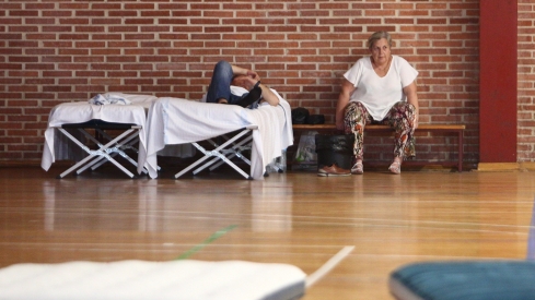 Vecinos evacuados por el incendio al polideportivo José Arroyo de Ponferrada (4)