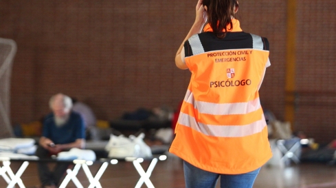Vecinos evacuados por el incendio al polideportivo José Arroyo de Ponferrada (5)