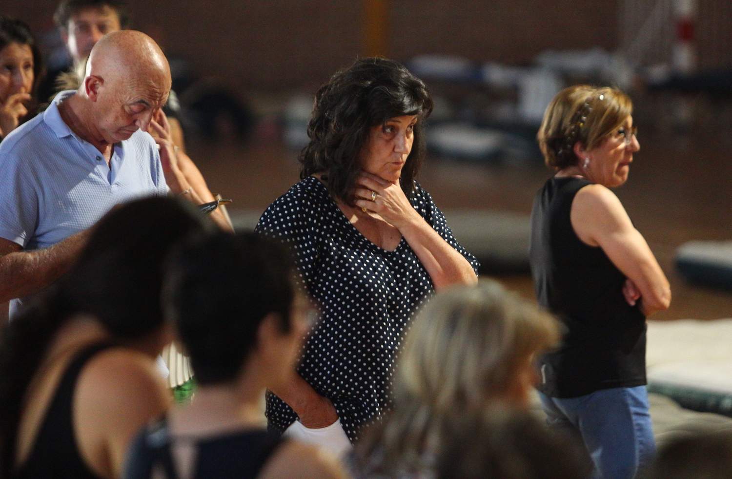 Vecinos evacuados por el incendio al polideportivo José Arroyo de Ponferrada (6)