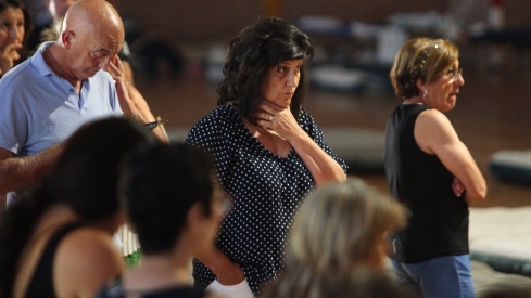 Vecinos evacuados por el incendio al polideportivo José Arroyo de Ponferrada (6)