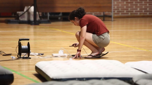 Vecinos evacuados por el incendio al polideportivo José Arroyo de Ponferrada (7)