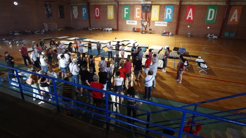 Vecinos evacuados por el incendio al polideportivo José Arroyo de Ponferrada 