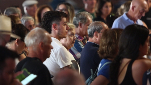 Vecinos evacuados por el incendio al polideportivo José Arroyo de Ponferrada (9)