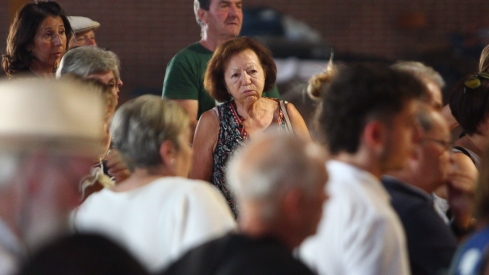 Vecinos evacuados por el incendio al polideportivo José Arroyo de Ponferrada (10)
