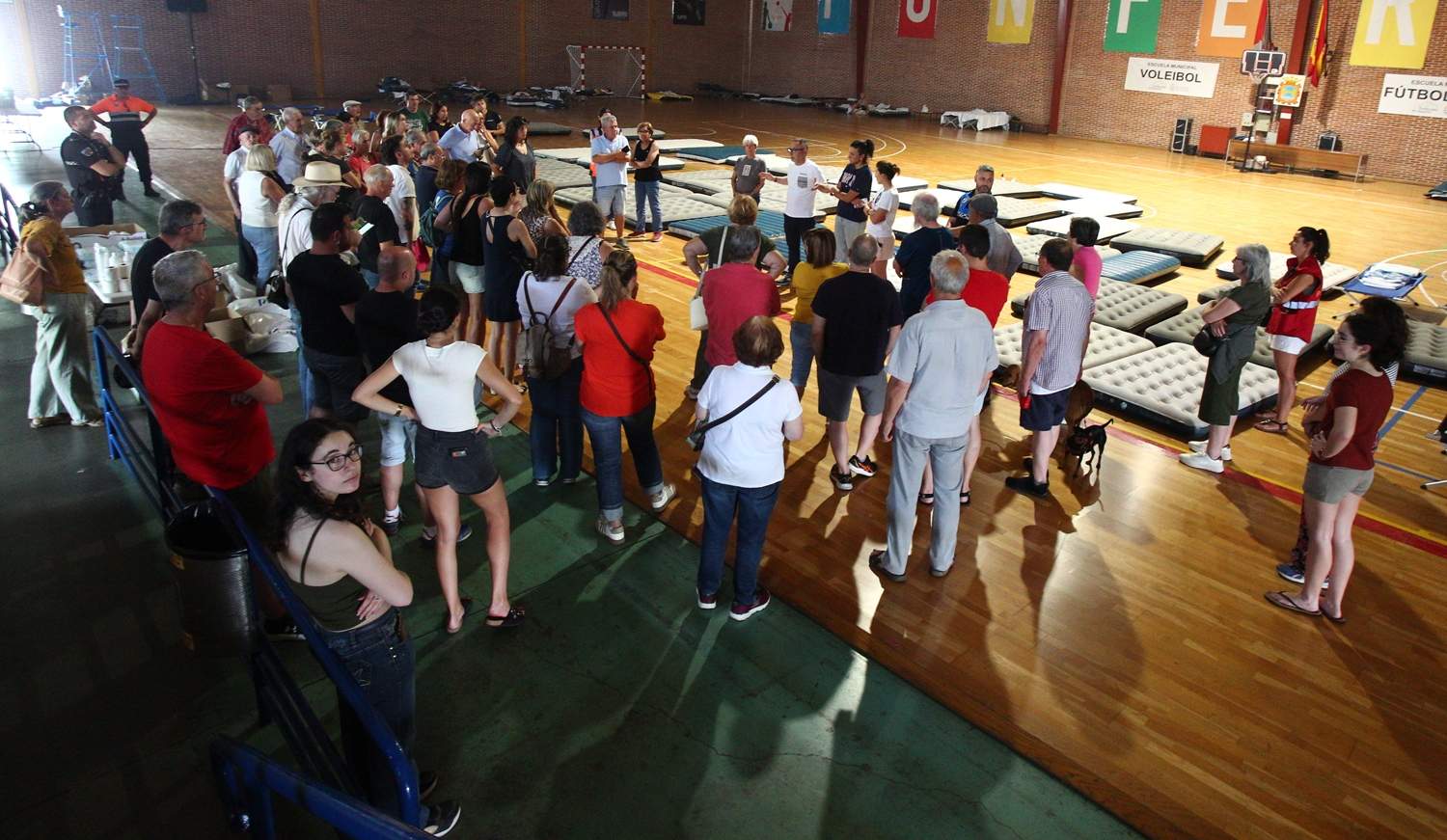 Vecinos evacuados por el incendio al polideportivo José Arroyo de Ponferrada (11)