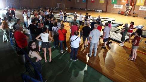 Vecinos evacuados por el incendio al polideportivo José Arroyo de Ponferrada (11)