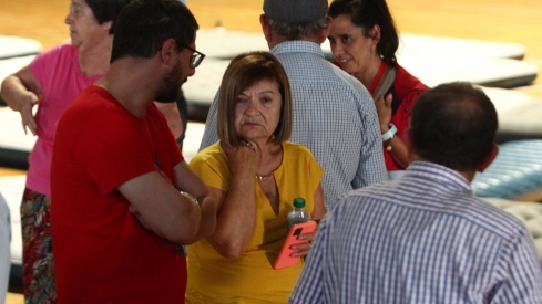 Vecinos evacuados por el incendio al polideportivo José Arroyo de Ponferrada (12)