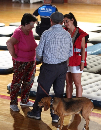 Vecinos evacuados por el incendio al polideportivo José Arroyo de Ponferrada (13)