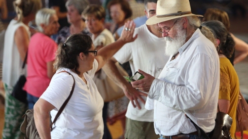 Vecinos evacuados por el incendio al polideportivo José Arroyo de Ponferrada (15)