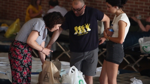 Vecinos evacuados por el incendio al polideportivo José Arroyo de Ponferrada (16)