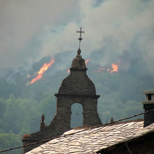Peio García / ICAL . La pequeña localidad de Fasgar se encuentra amenazada por un incendio forestal