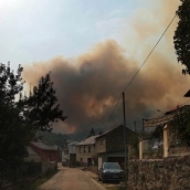  La pequeña localidad de Fasgar se encuentra amenazada por un incendio forestal | Peio García / ICAL | El Círculo Empresarial Leonés se pone a disposición de las administraciones a la vez que se compromete a ser crítico con ellas