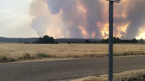 El fuego mantiene cortadas cuatro carreteras en la provincia de León