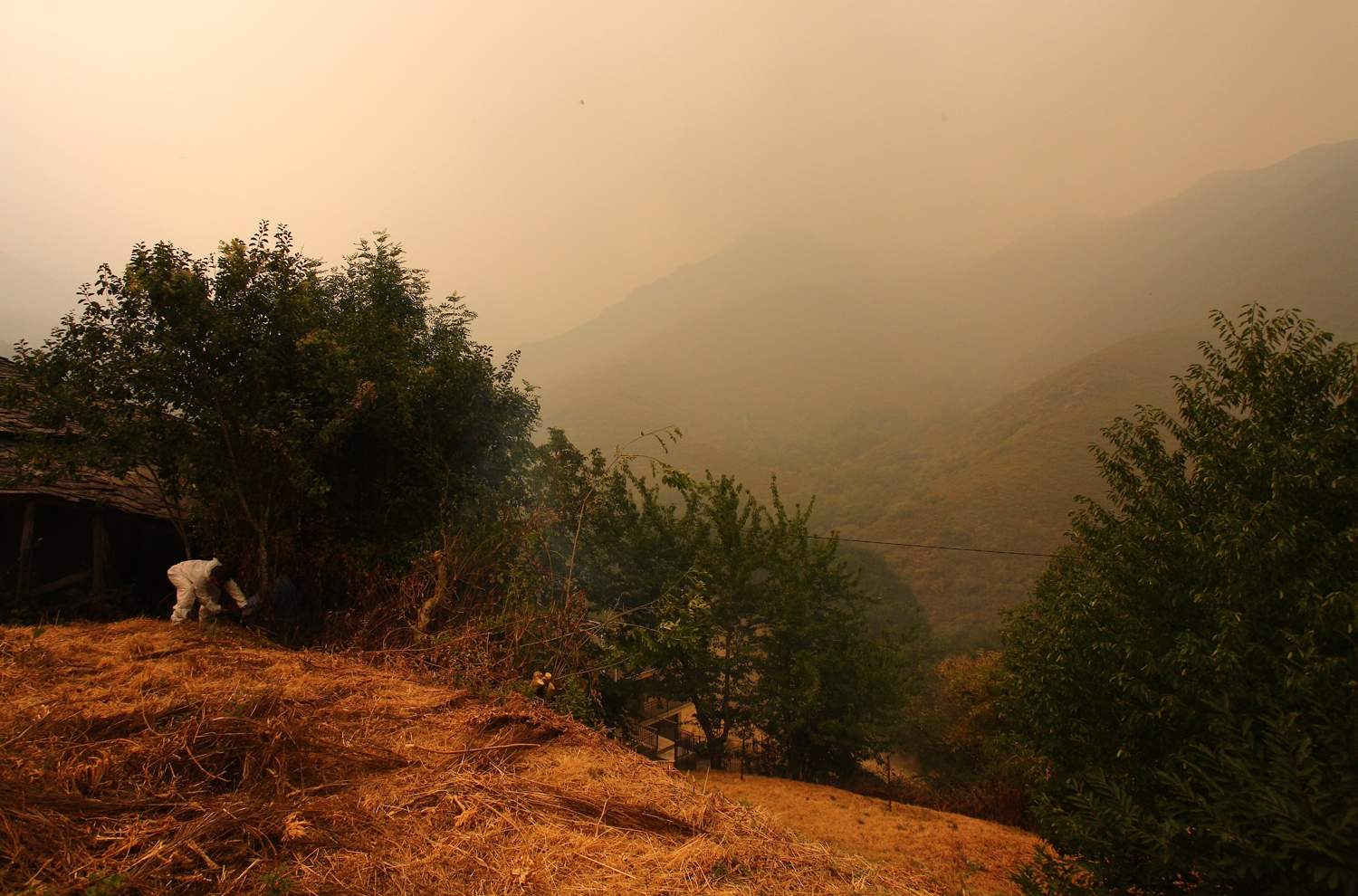 Los vecinos de Oencia se preparan contra el fuego (1)