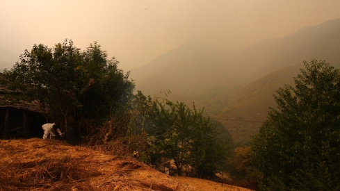 Los vecinos de Oencia se preparan contra el fuego (1)