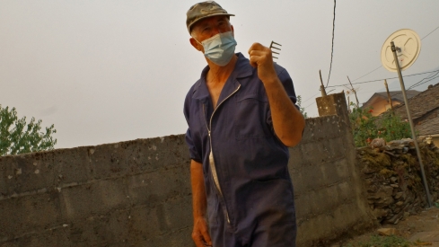 Los vecinos de Oencia se preparan contra el fuego (3)