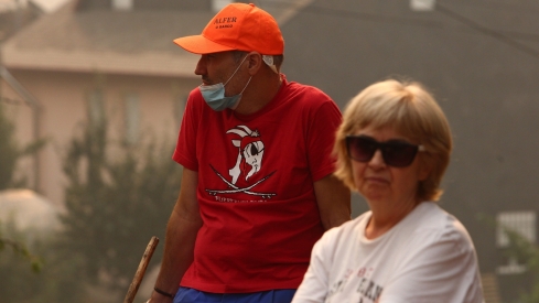 Los vecinos de Oencia se preparan contra el fuego (4)
